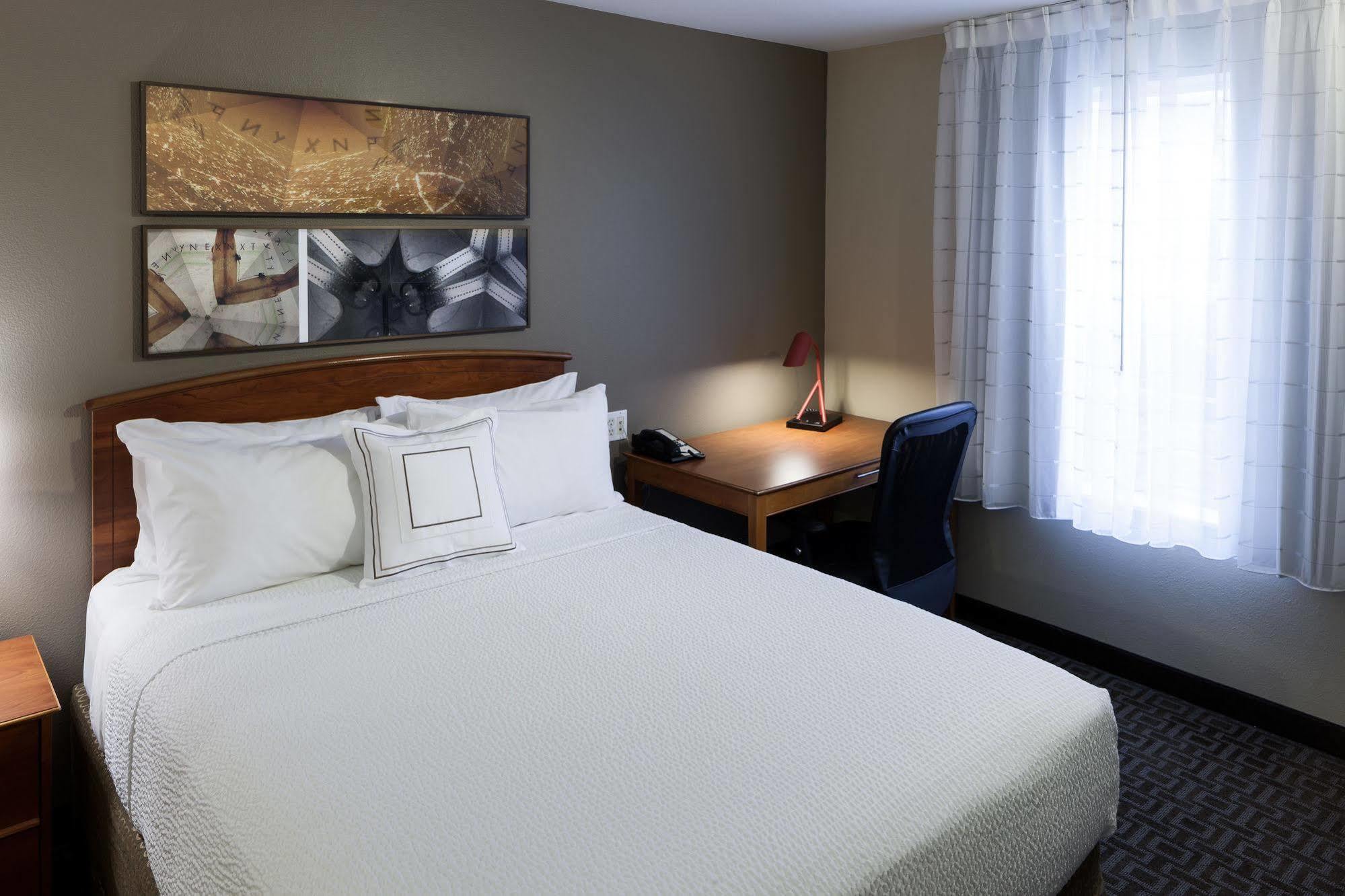 Towneplace Suites By Marriott Колидж Стейшън Екстериор снимка